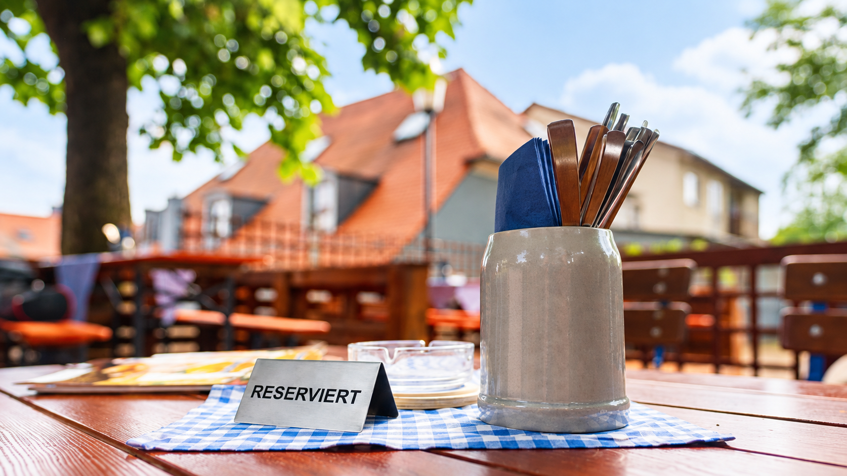 Panneau de table réservée dans un lieu de festival bavarois