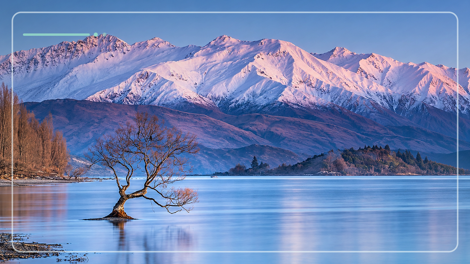 Lake Wānaka and the lone tree A lone tree stands in Lake Wānaka with mountains behind it